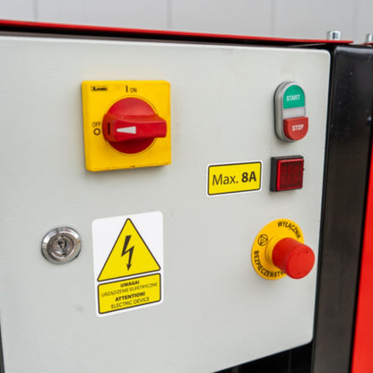 Kontrollpanel på Remet P-200 med start/stopp-knappar och nödstopp