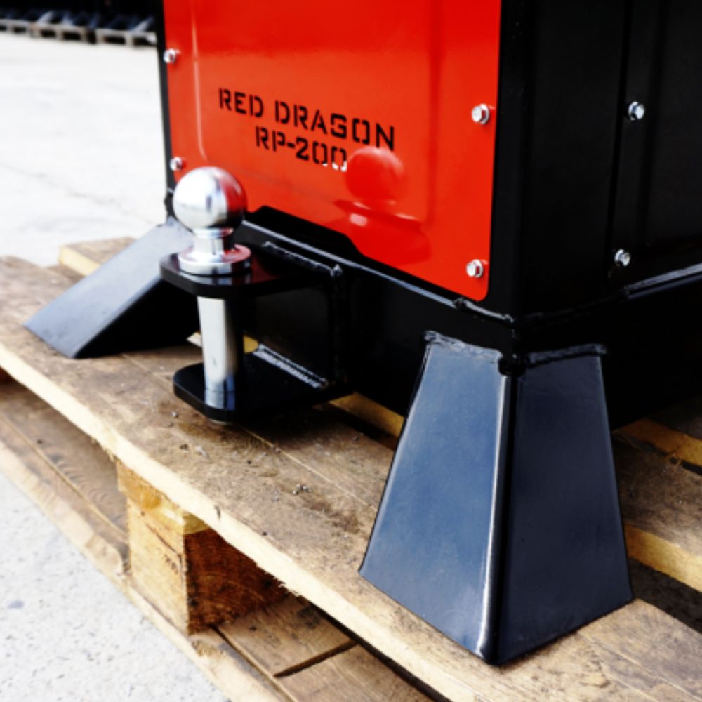 Dragkoppling för släp på nedre delen av Remet RP-200 vedmaskin