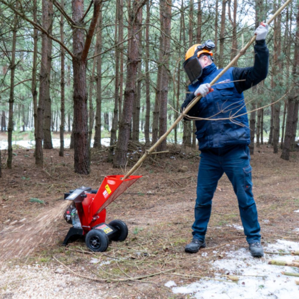 Remet RTS-300 flishugg i arbete – matar in gren och kastar flis åt sidan