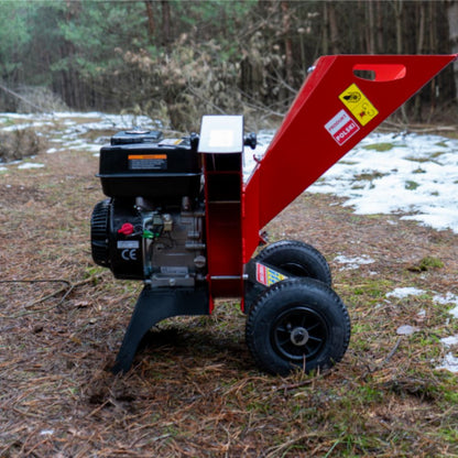 Remet RTS-300 bensindriven flishugg i skogsmiljö – trepunktsvy med utmatning
