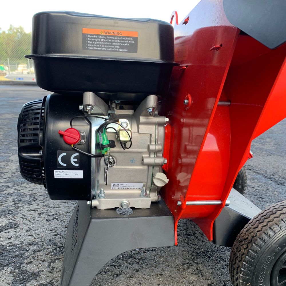 Närbild på 212 cc OHV-bensinmotorn på Remet RTS-300 flishugg