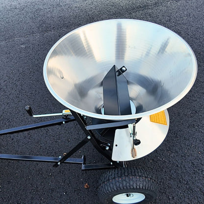 Öppen behållare på Rondini Jardin SPT 50 sandslunga med konisk insida och justerbar spridarmekanism.