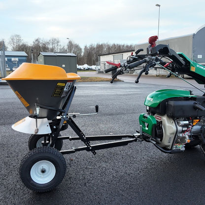 Rondini Jardin SPT 50 spridare monterad bakom Ferrari tvåhjulstraktor för effektiv frö -och gödselspridning.