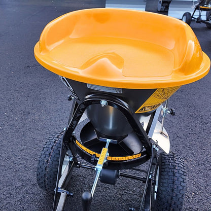 Närbild av Rondini Jardin SPT 50 spridare med reglage och spridarinställning i fokus.