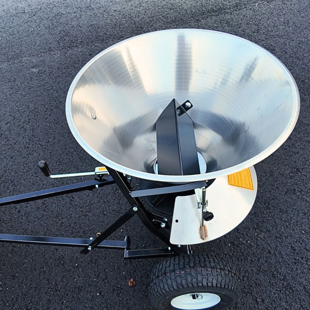 Öppen behållare på Rondini Jardin SPT 50 slunga med konisk insida och justerbar spridarmekanism.