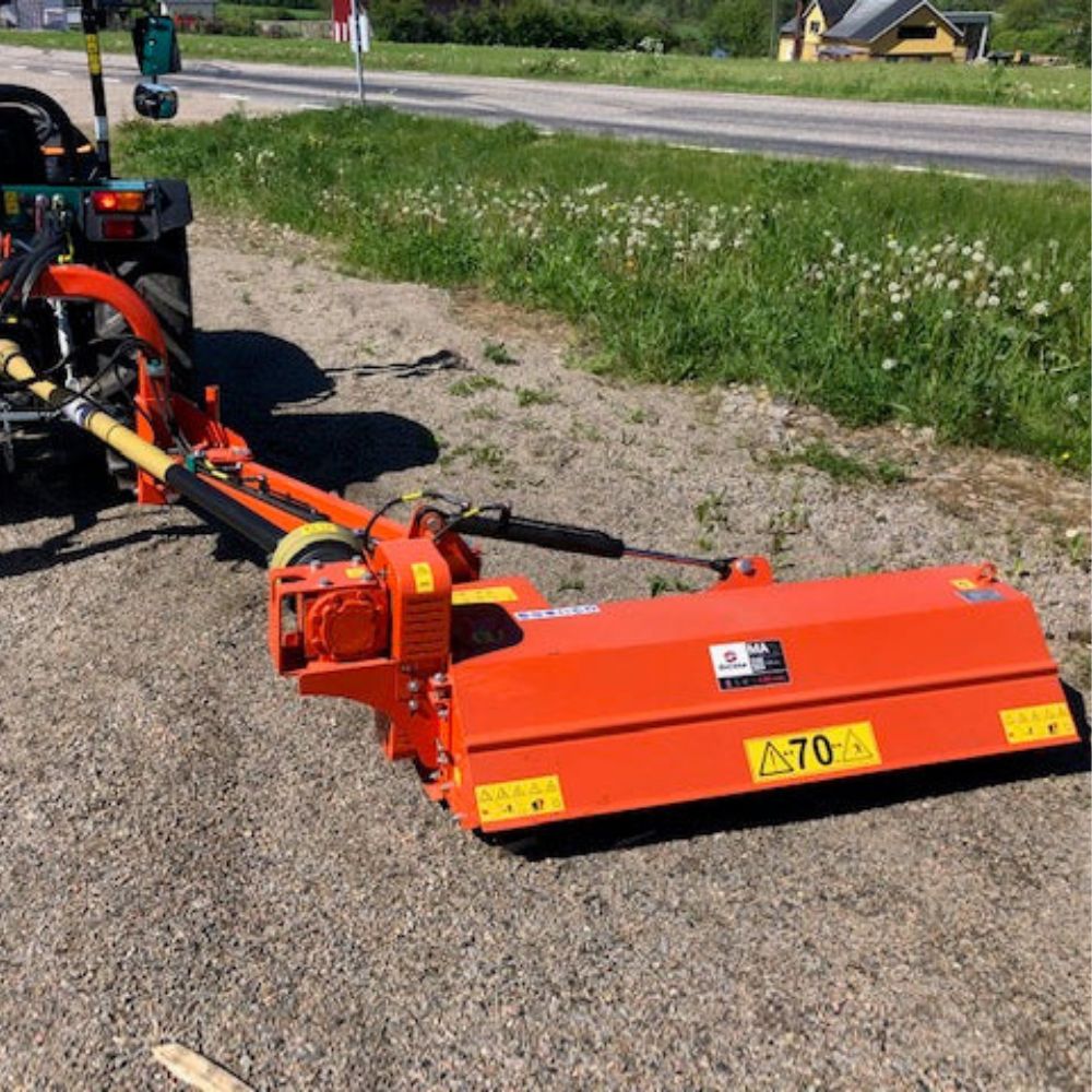 Sicma MA 120 cm slaghack monterad på traktor utomhus – orange slagklippare i transportläge