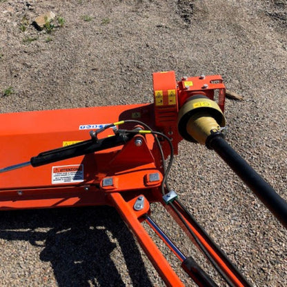 Närbild på PTO-axel och hydraulslang på Sicma MA 140 cm betesputs – kraftuttag och hydraulkoppling för traktor