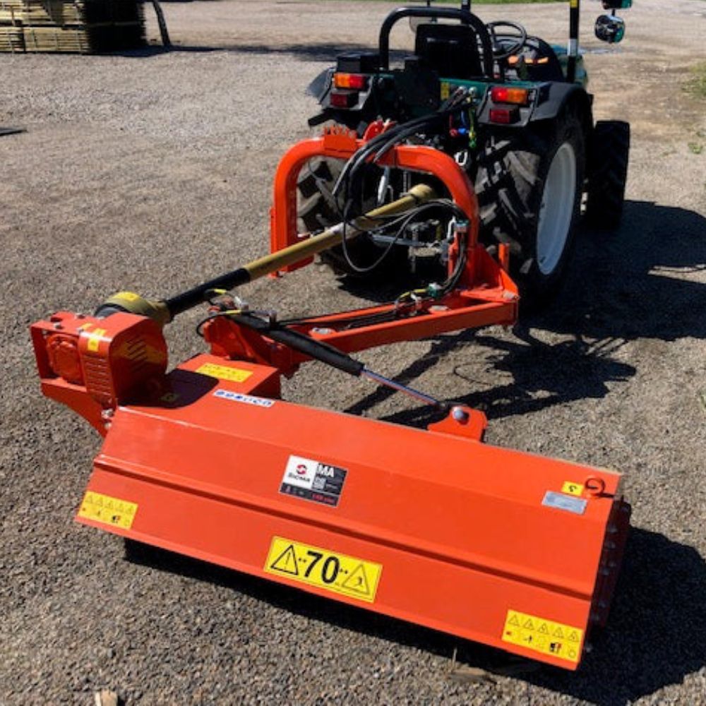 Sicma MA 140 cm betesputs monterad på traktor utomhus – orange slagklippare i transportläg