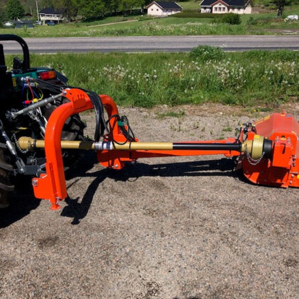Sicma MA 140 cm slaghack monterad på traktor i arbetsläge – orange slagklippare med PTO-axel och hydraularm utfälld