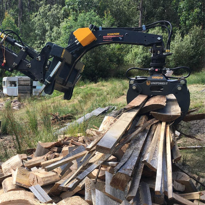 Uniforest Grip 1300Pro i arbete - griper virke med 0,22 m² griparea