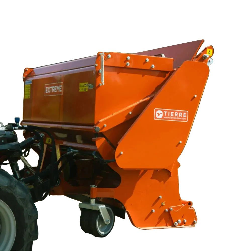 Sidovy av Tierre Extreme 120 slagklippare med fokus på den orangea skyddskåpan och logotypen.