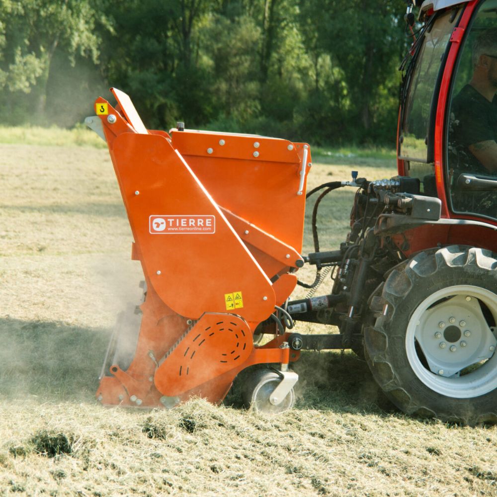 Tierre Extreme betesputs med uppsamlare monterad på traktor under arbete på gräsfält.