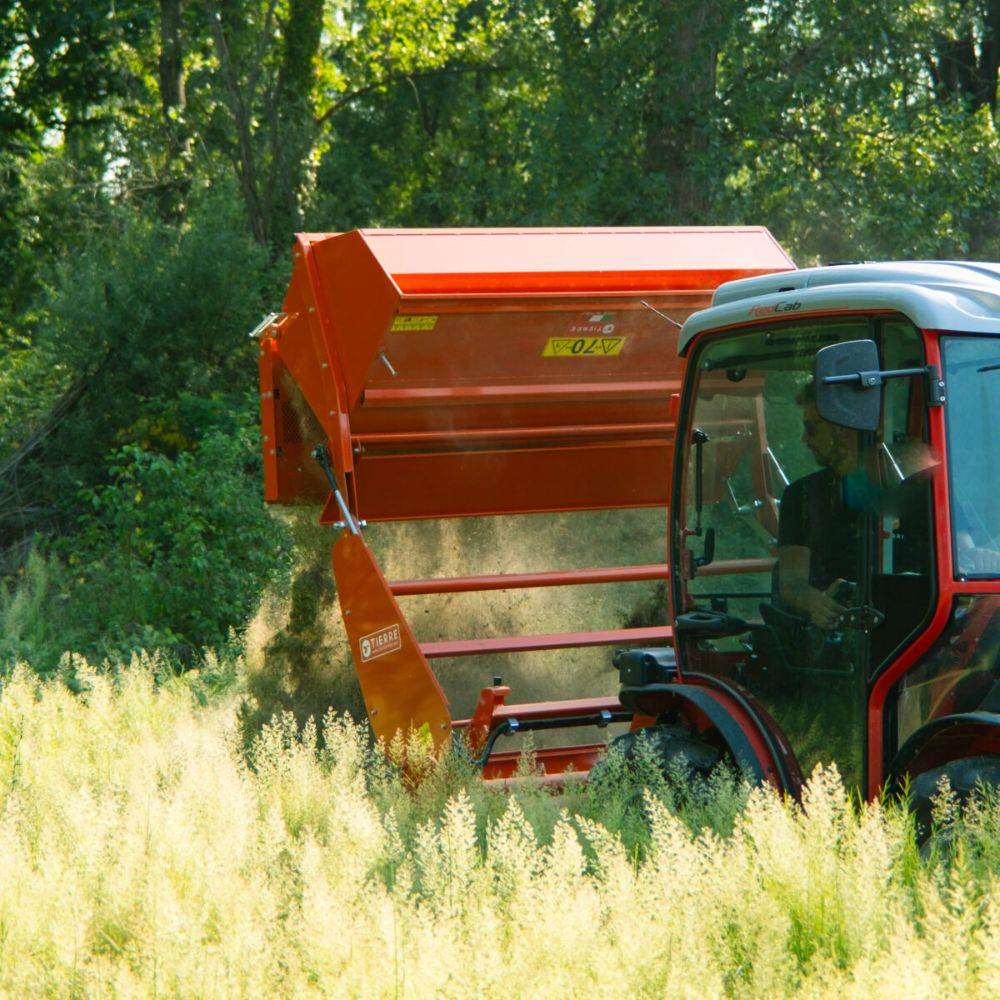 Högtippande uppsamlare på Tierre Extreme tömmer klippt material direkt från förarsätet.