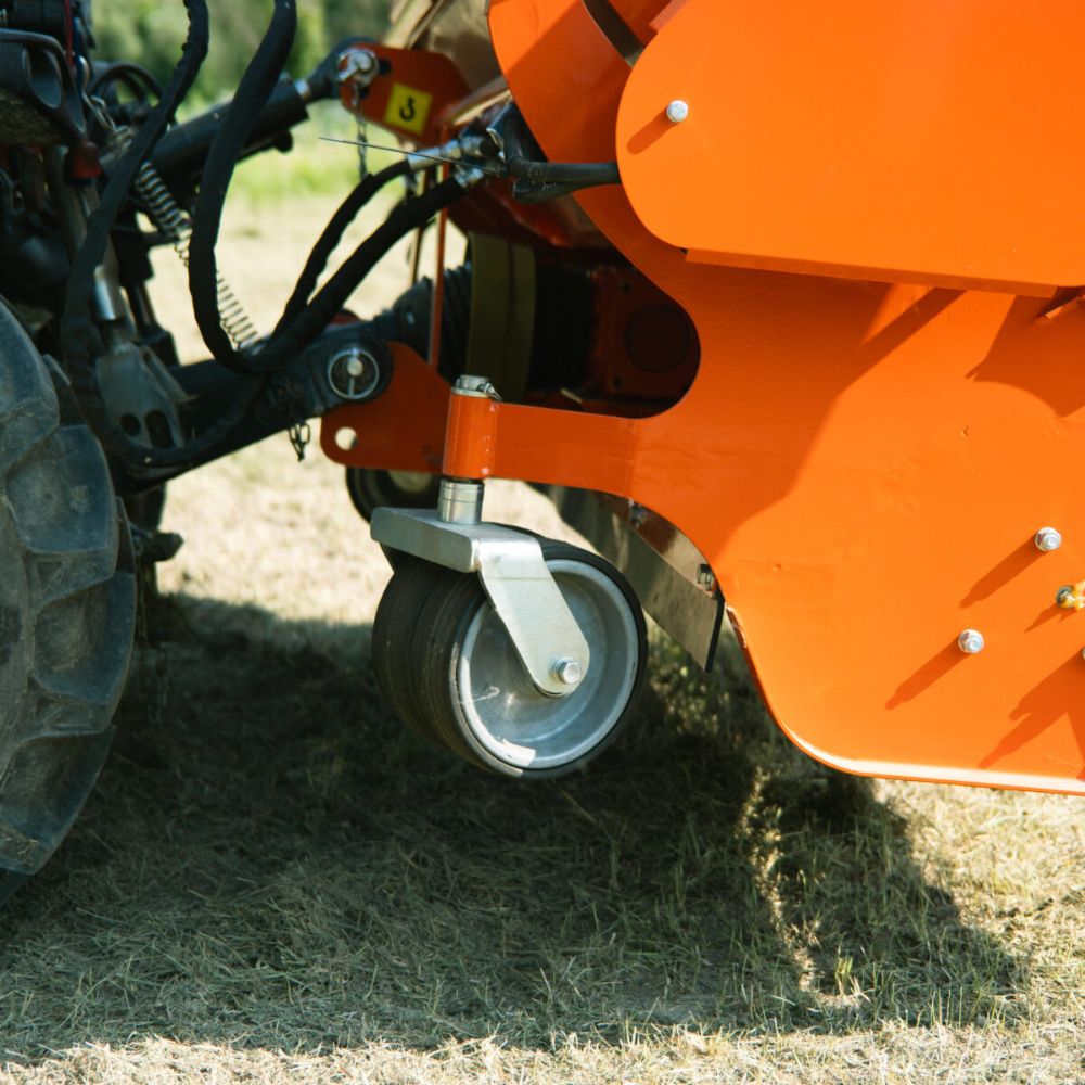 Närbild på de svängbara stödhjulen på en Tierre Extreme för stabil gång och markföljsamhet.