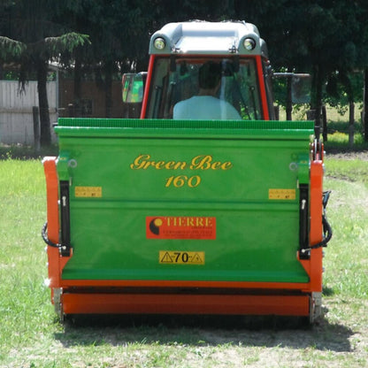 En Tierre Green Bee 160 slagklippare som klipper högt gräs och underhåller grönytor.
