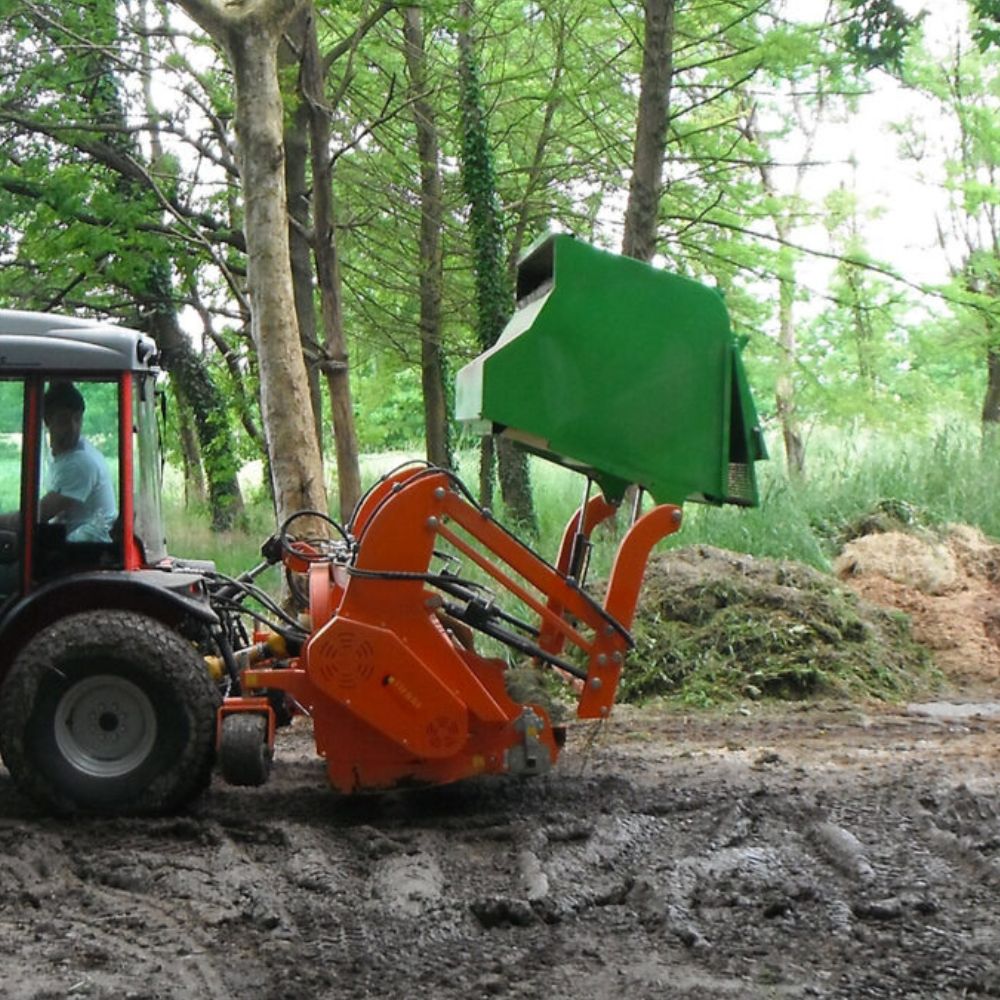 En Tierre Green Bee 160 slagklippare som har klippt gräs och tömmer betesputs.