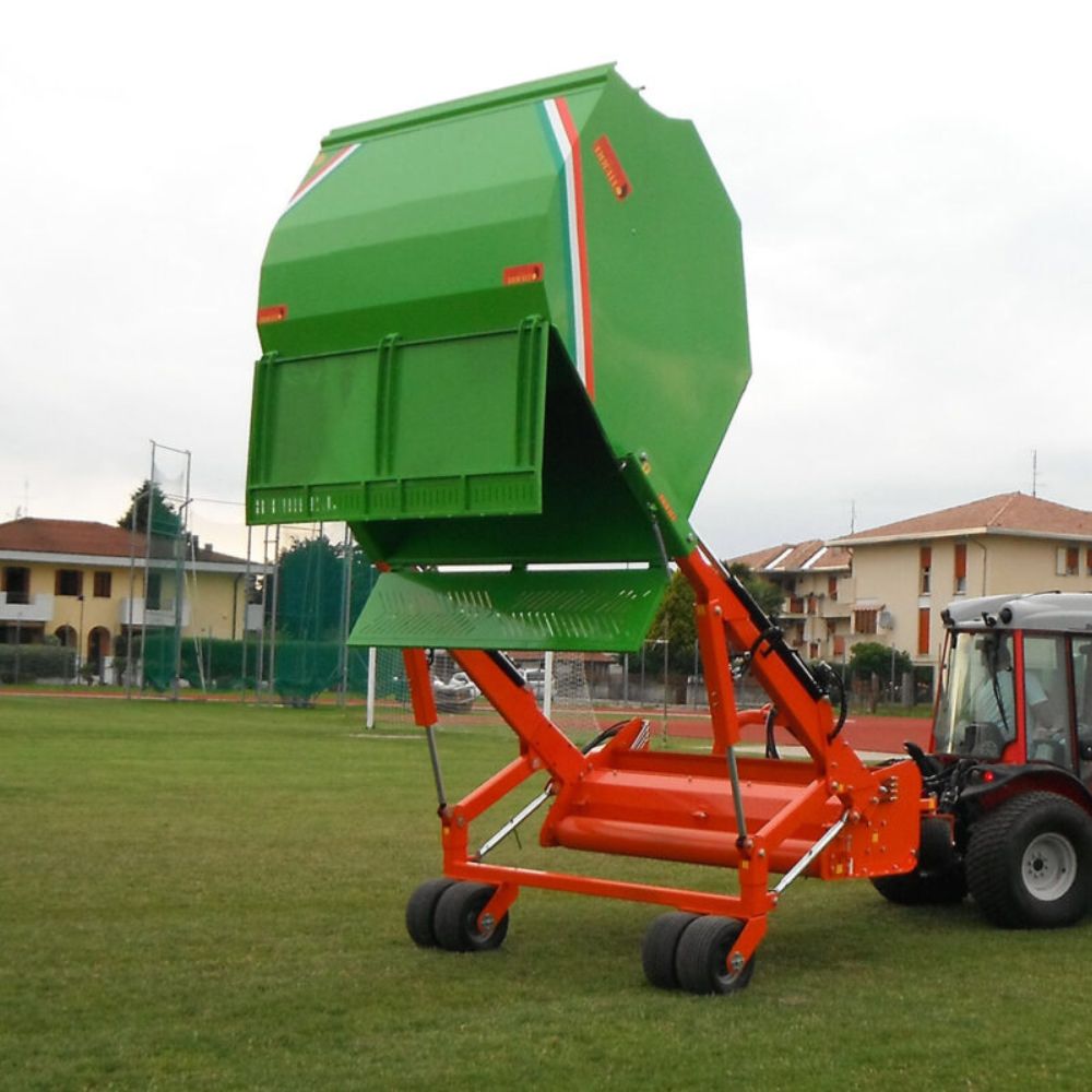 Detaljbild av rotorn och knivarna på Tierre Green Bee 160 som visar klippsystemet för effektivt arbete.