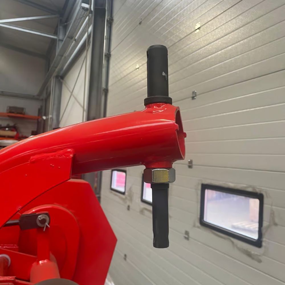 Närbild på kraftuttag och PTO-axel på trumslåtter 185 cm – passar standard tvåhjulig traktor