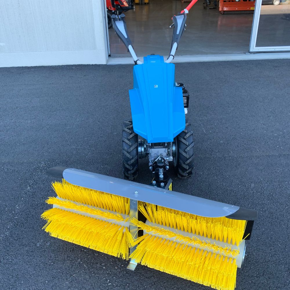 Tvåhjulstraktor Bertolini 150 S med 100 cm sopvals sedd framifrån