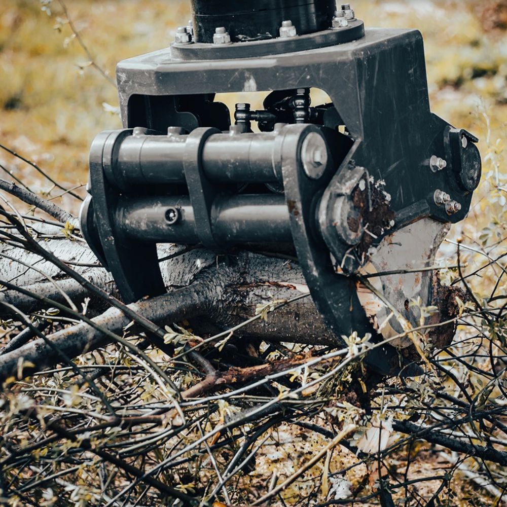Närbild av Uniforest RK 200 B trädklipp med grip och kniv för röjning