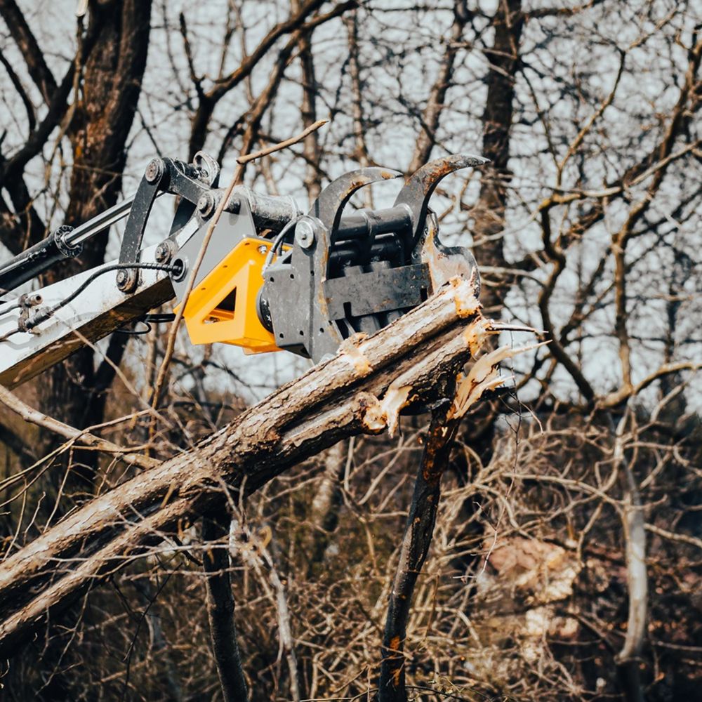 Uniforest RK 200 B trädklipp i arbete med kapning och hantering av trädgrenar