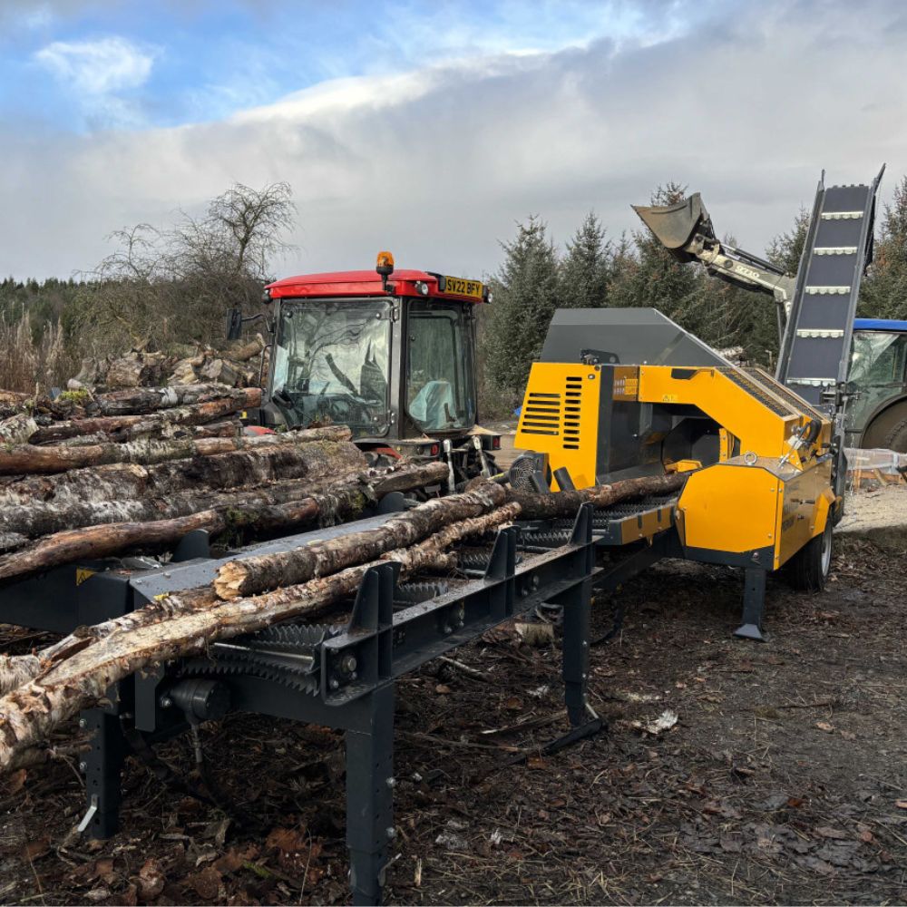 Uniforest Titan 40/20 vedprocessor detaljbild - hydrauliskt justerbart matningsbord med matningsrullar