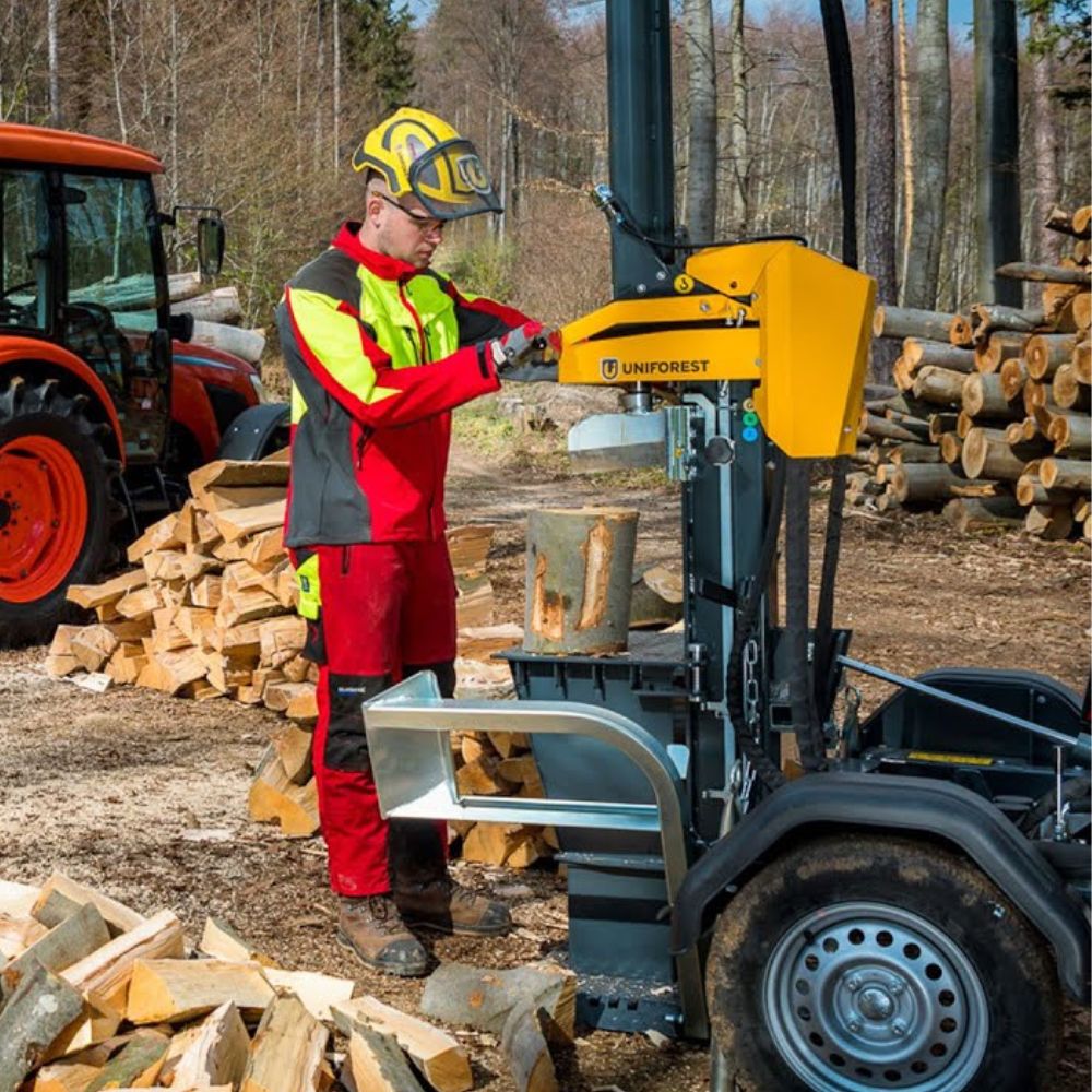 Uniforest Titanium 11 vedklyv i bruk utomhus - professionell vedklyvning med 11 ton hydraulisk klyvkraft