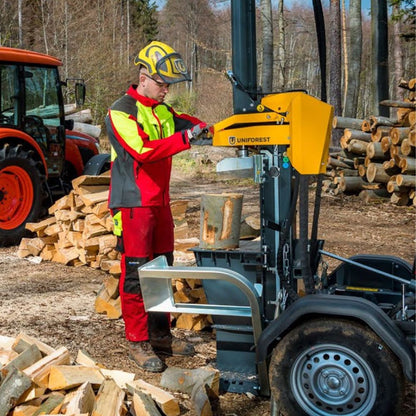 Uniforest Titanium 11 vedklyv i bruk utomhus - professionell vedklyvning med 11 ton hydraulisk klyvkraft