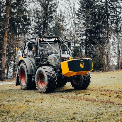Uniforest Unibox frontmonterad på traktor i skogsmiljö