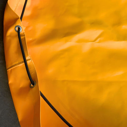 Detalj på elastisk snörning och metallnit på väderskydd till spridare