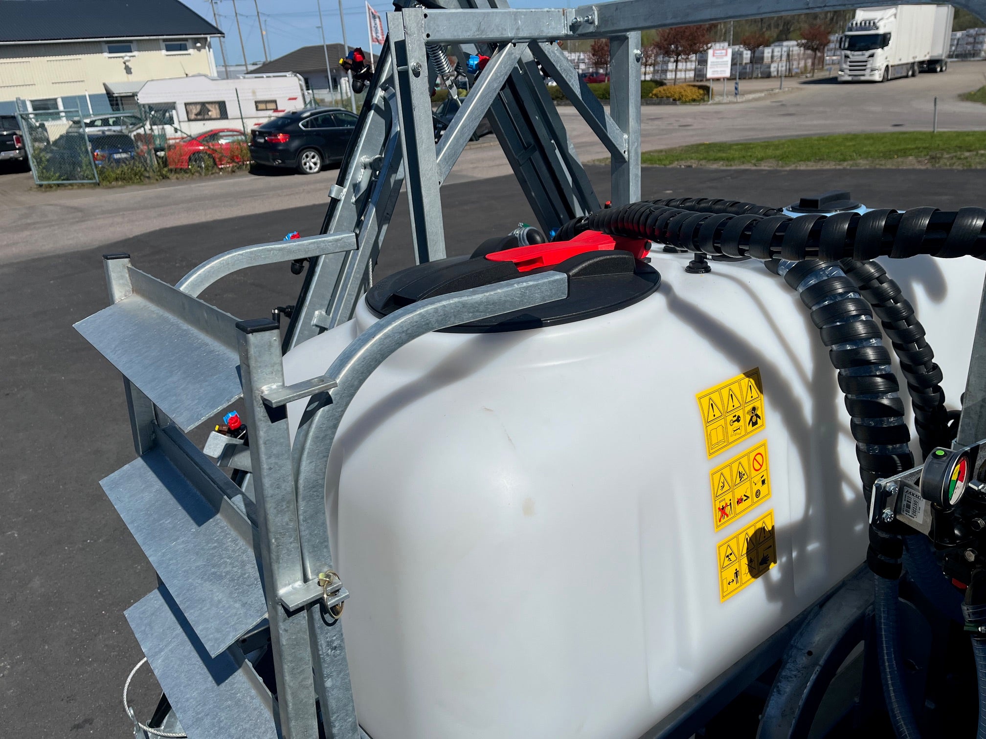 Tank på växtskyddsspruta - preparatbehandling och växtskydd