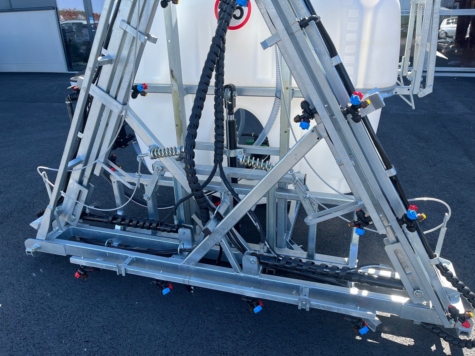 Hydrauliskt vikbar ramp 12 meter - höjdjusterbar växtskyddsspruta