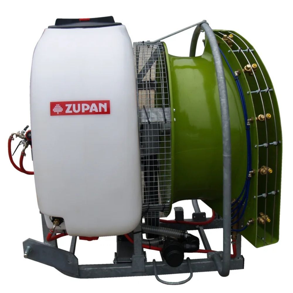 Zupan traktor-monterad fläktspruta med flerstråliga munstycken och effektiv luftspridning för fruktodling.