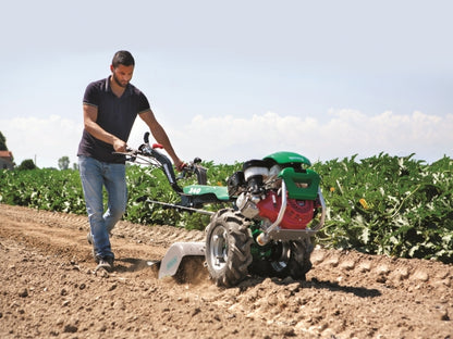 Ferrari 340 Powersafe diesel som arbetar i jorden med monterat redskap