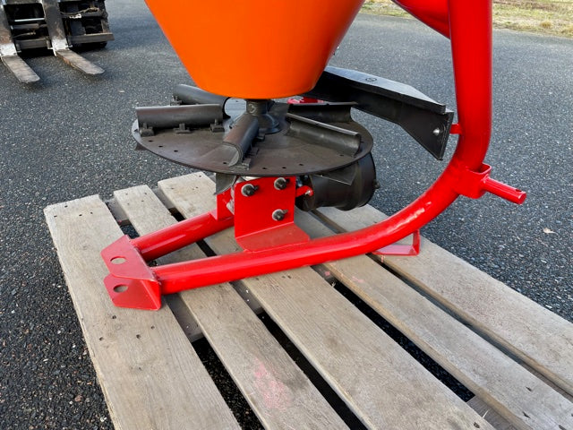 Gödselspridare 300 liter - närbild på spridningsmekanism