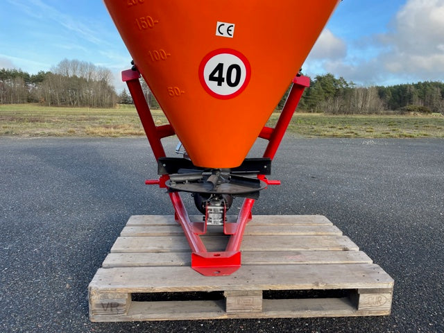 Gödselspridare 300L monterad på traktor