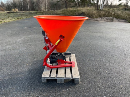 Konstgödselspridare 300L i användning – jämn spridning av gödsel på åker