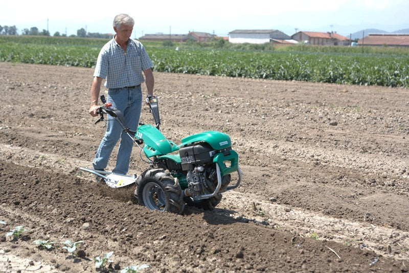 Groundblaster rotorplog bryter ny odlingsmark med tvåhjulstraktor