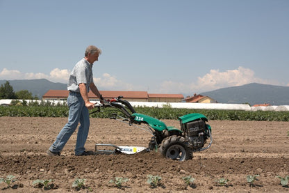 Rotorplog Groundblaster formar upphöjda odlingsbäddar för grönsaksodling