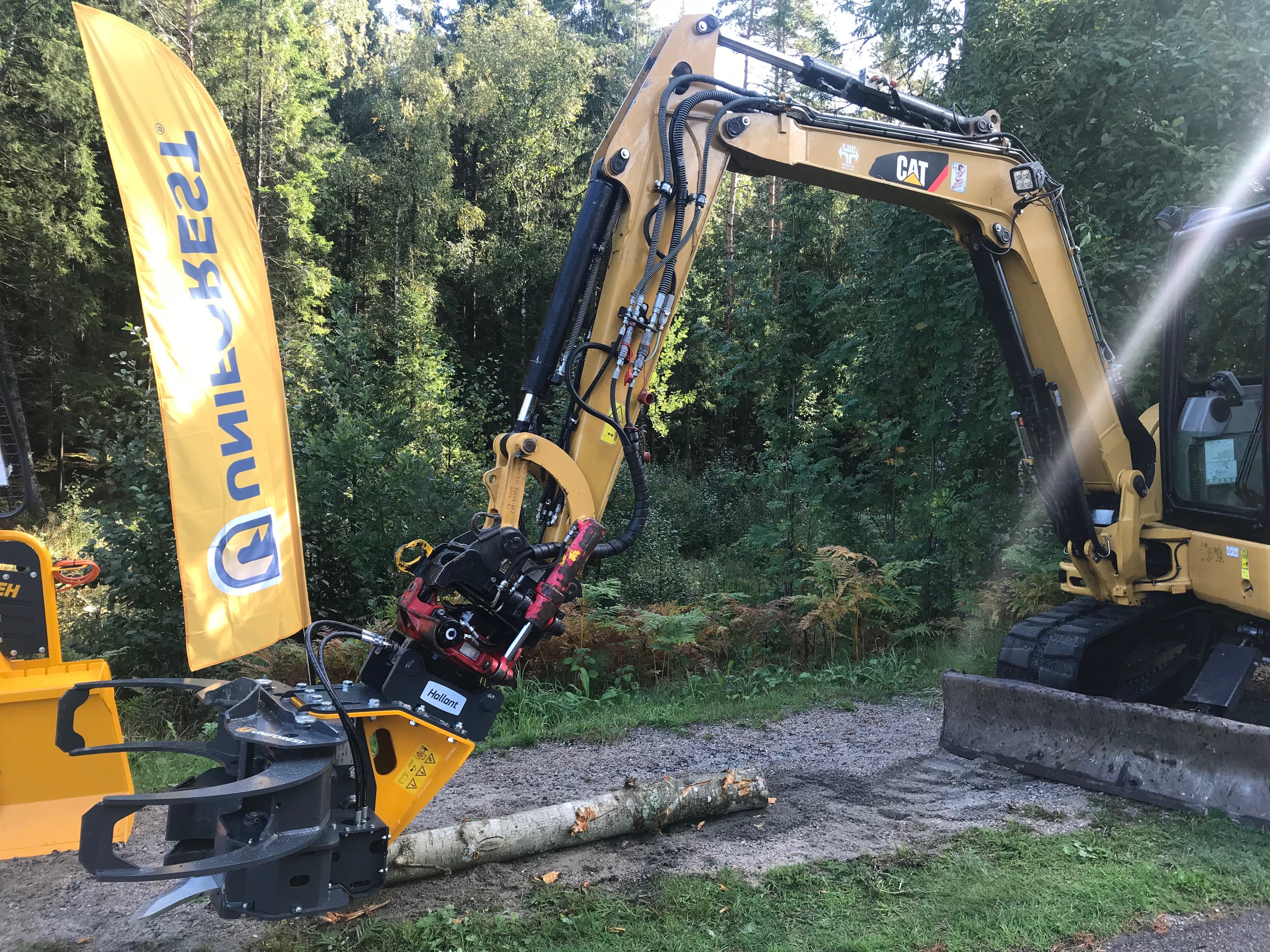 Uniforest RK250 trädklipp i arbete - fäller och klipper träd med skogskran